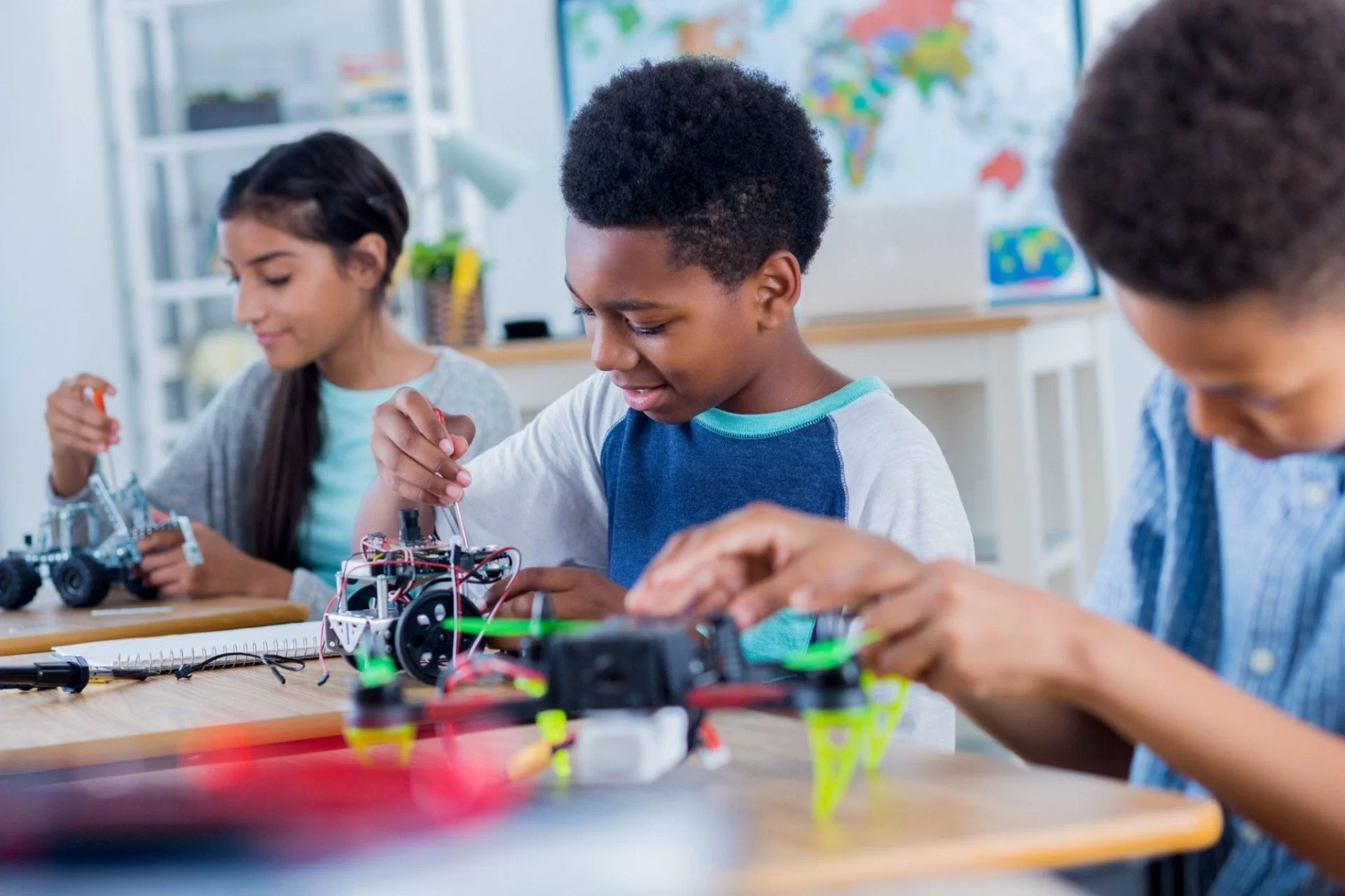 Alunos construindo projetos de robótica