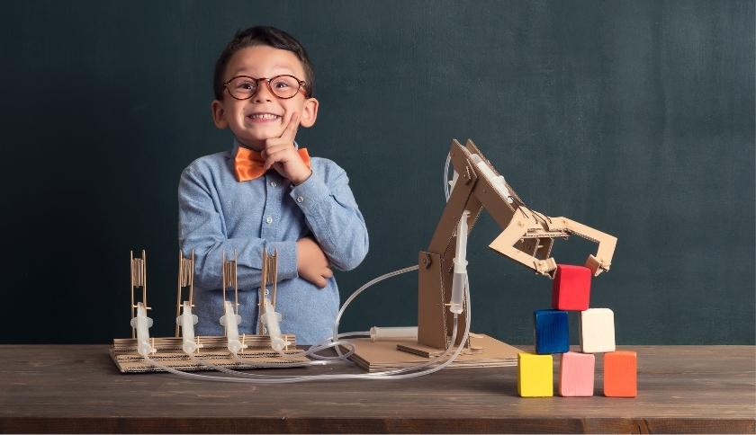 Criança com projeto de robótica hidráulica